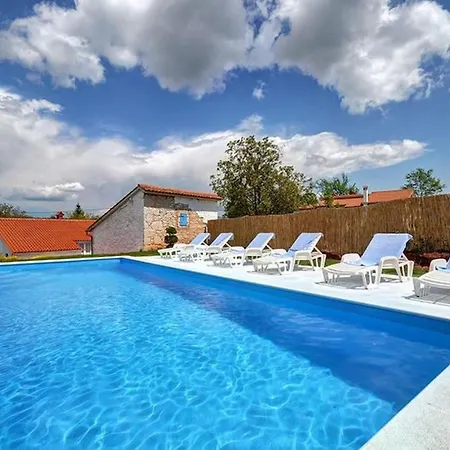 Romantische Mit Weitlaeufigem Garten By Interhome Vikendica *