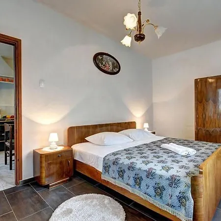 Romantische Mit Weitlaeufigem Garten By Interhome * Cubanici