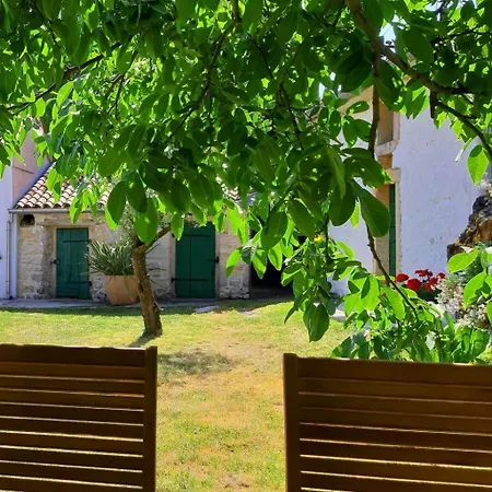 Romantische Mit Weitlaeufigem Garten By Interhome Cubanici