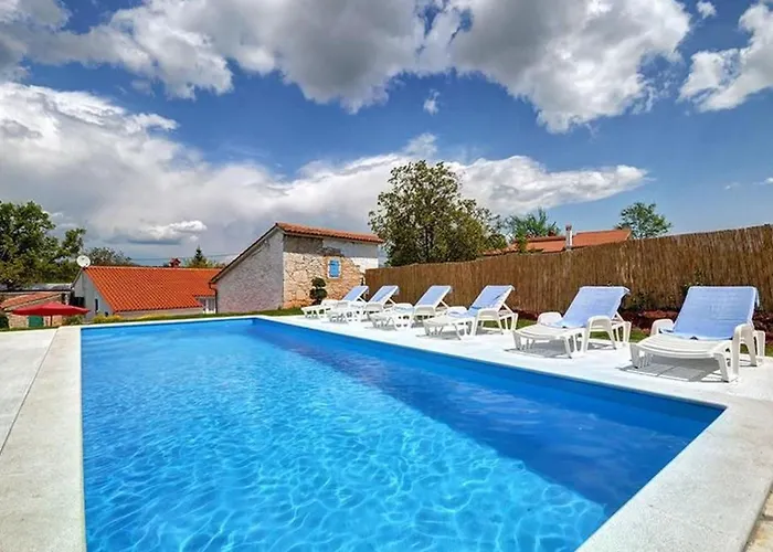 Romantische Mit Weitlaeufigem Garten By Interhome Vikendica *