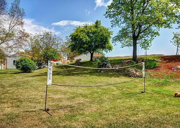 Vikendica Romantische Mit Weitlaeufigem Garten By Interhome