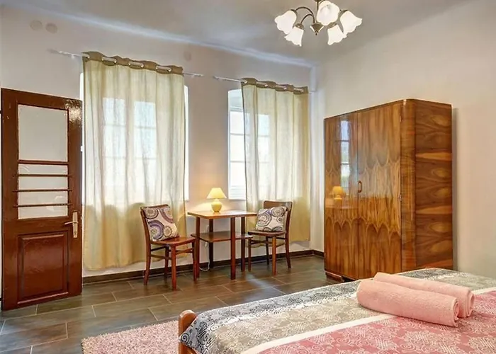 Romantische Mit Weitlaeufigem Garten By Interhome Cubanici