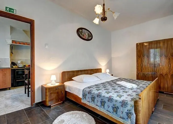 Romantische Mit Weitlaeufigem Garten By Interhome * Cubanici