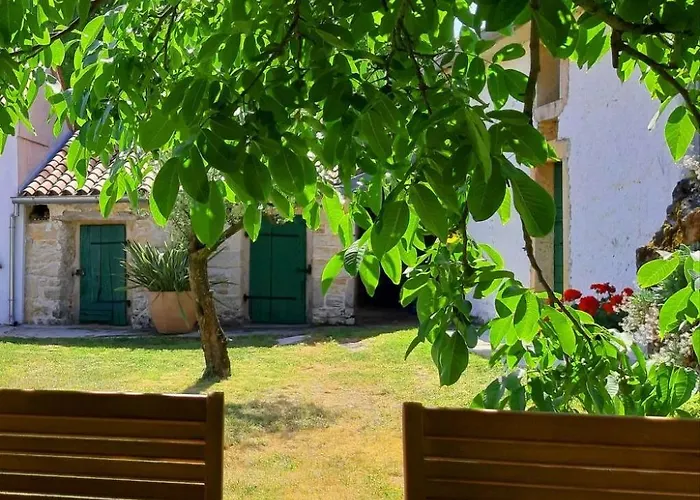 Romantische Mit Weitlaeufigem Garten By Interhome Cubanici