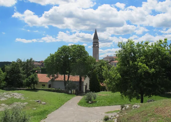 Romantische Mit Weitlaeufigem Garten By Interhome Vikendica *