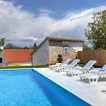 Romantische Mit Weitlaeufigem Garten By Interhome 別荘 Cubanici