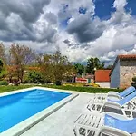 Romantische Mit Weitlaeufigem Garten By Interhome 別荘 Cubanici