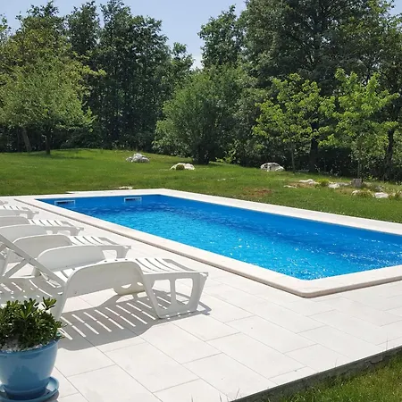 Romantische Mit Weitlaeufigem Garten By Interhome 別荘 Cubanici