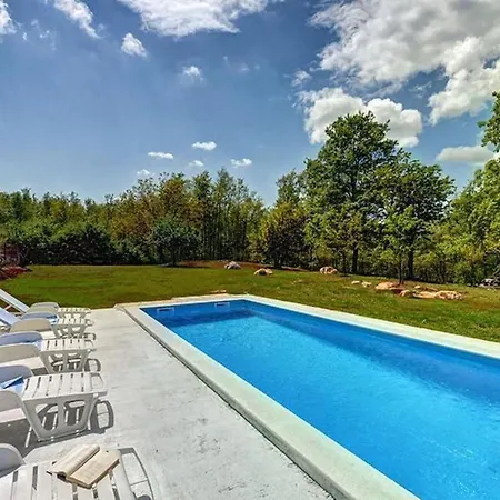 Romantische Mit Weitlaeufigem Garten By Interhome 別荘 *