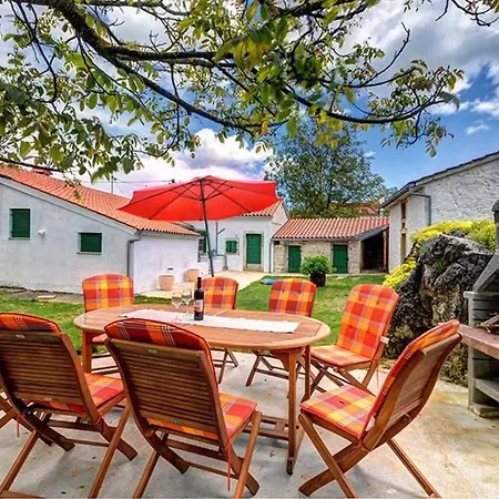 Romantische Mit Weitlaeufigem Garten By Interhome Cubanici
