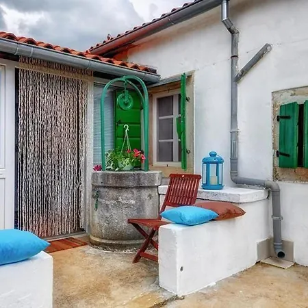 Romantische Mit Weitlaeufigem Garten By Interhome * Cubanici
