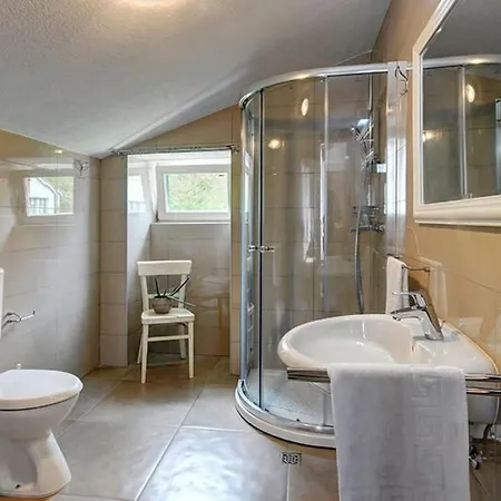 Romantische Mit Weitlaeufigem Garten By Interhome بيت للعطل *