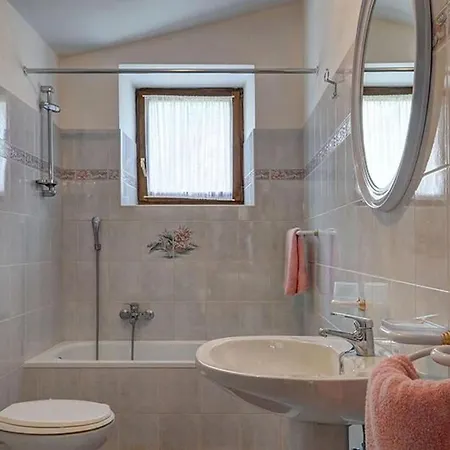 Romantische Mit Weitlaeufigem Garten By Interhome بيت للعطل *